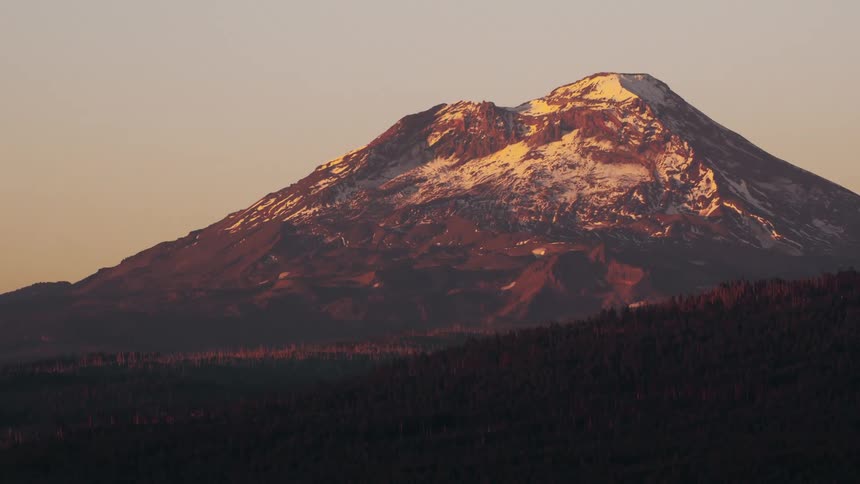 Landscape of an imposing mountain with snow