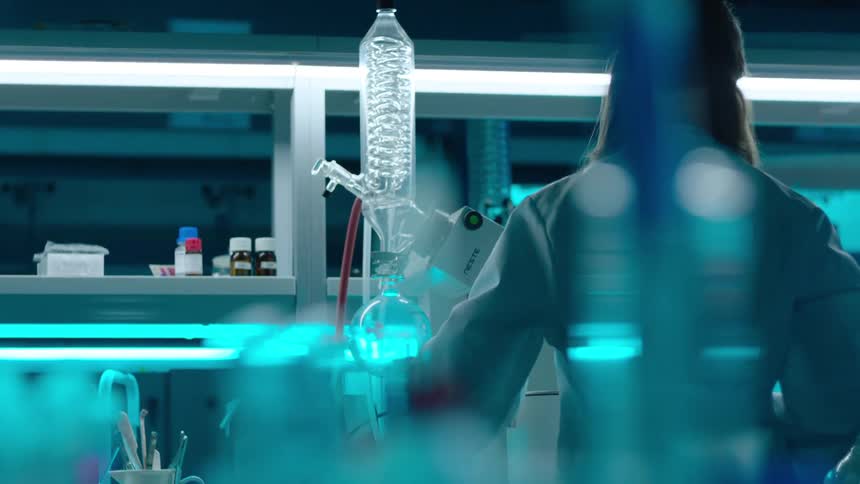 Women are working in the lab