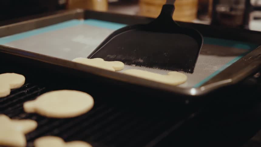 Hand with a spatula removing baked cookies