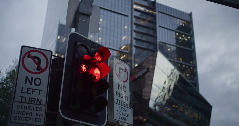 A clip of a traffic light in a metropolis