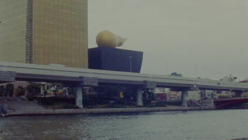 A highway in front of a building with a golden sculpture on the roof