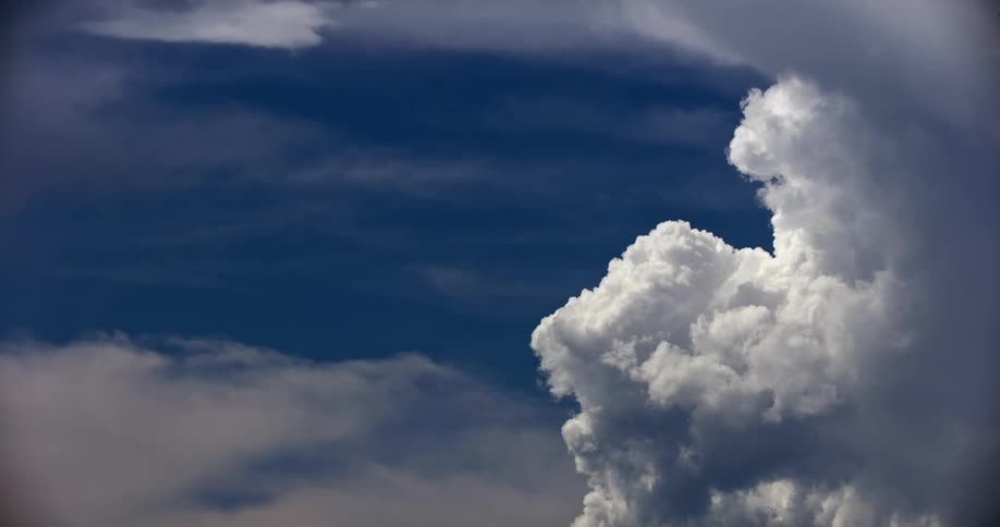 Shiny clouds against the blue sky during day time