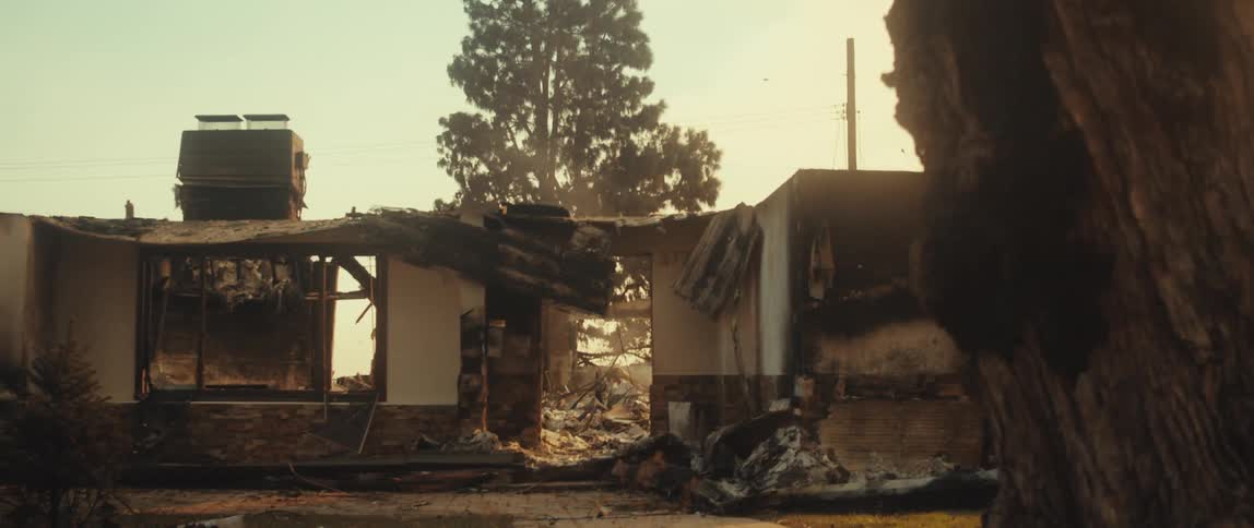 A house that is destroyed and has lots of concrete debris