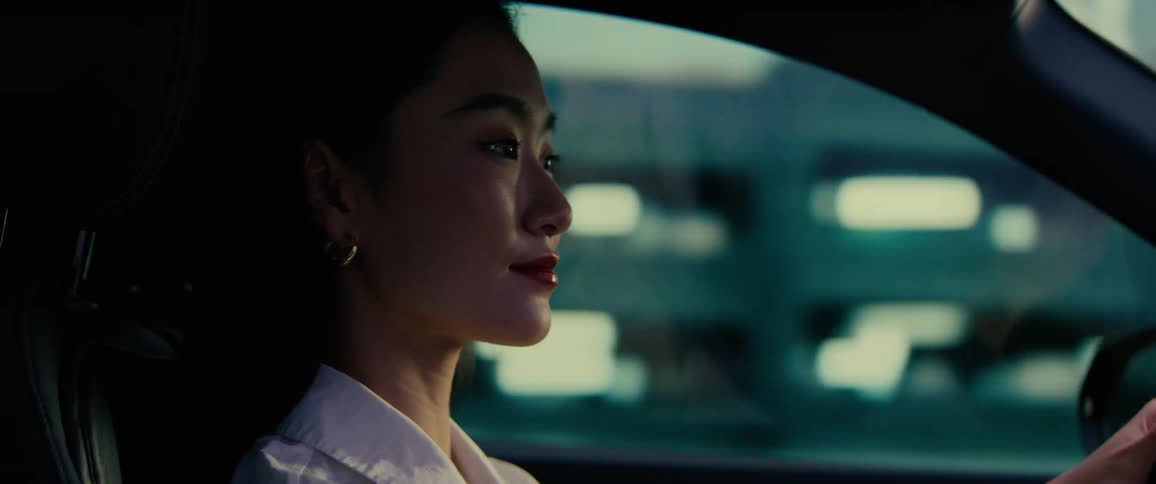 Side portrait of a woman driving a car