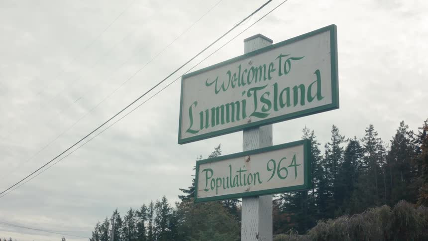 The sign has information on the population of the town
