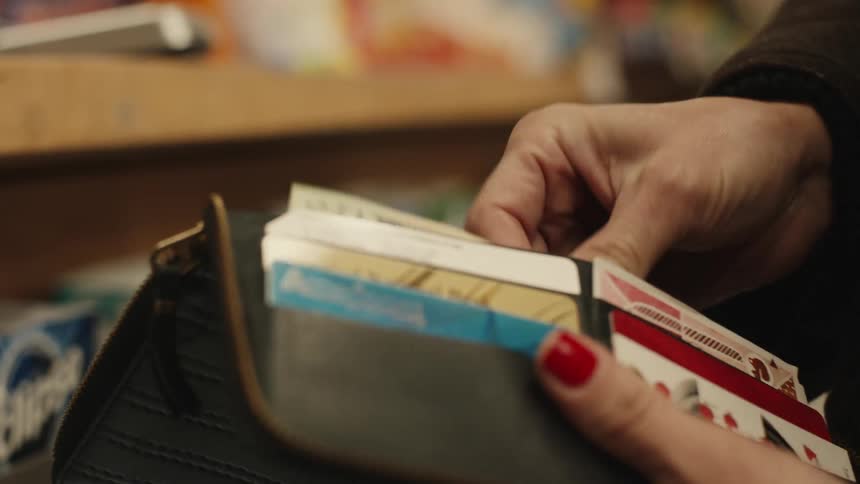A customer makes a purchase with cash