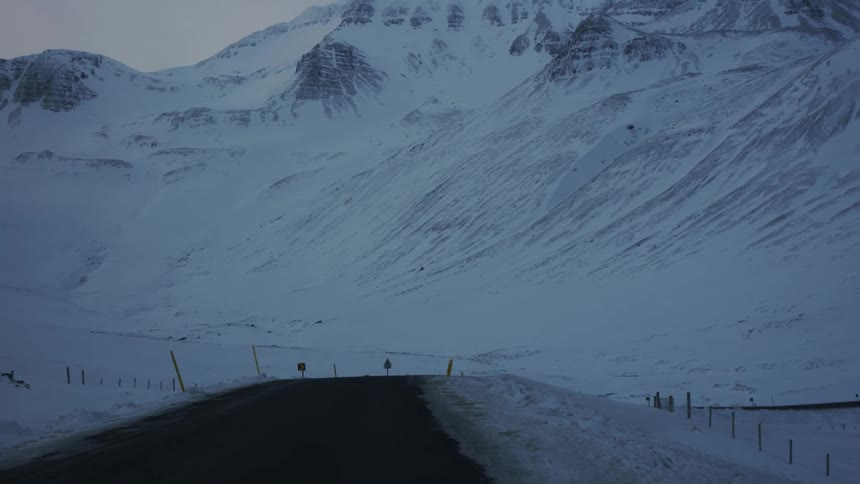 The empty mountain road is surrounded by a mountain