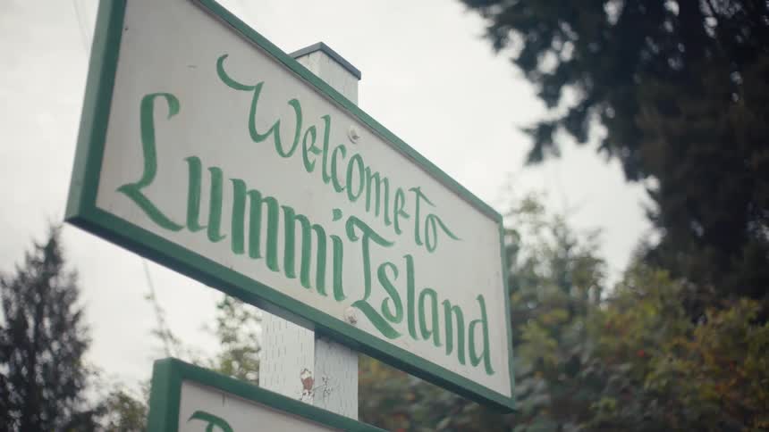 The welcome sign to the town lists the current population