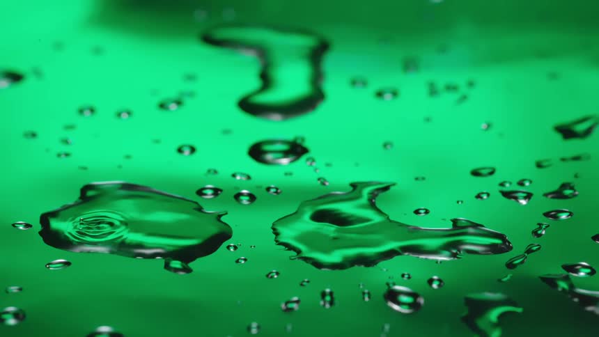 Reflective water splashes down