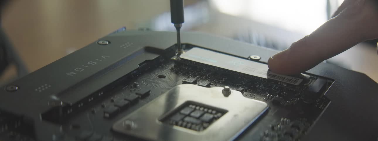 Hand mounting a ram memory on a motherboard