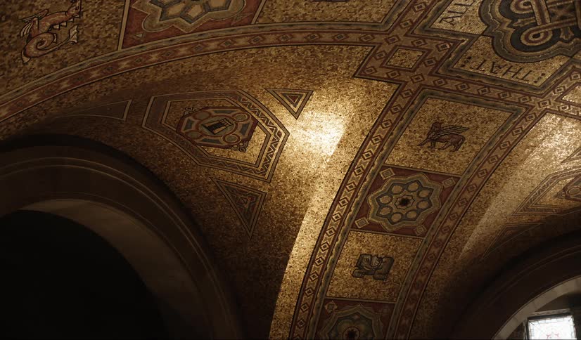 Ceiling with artistic designs of classical architecture