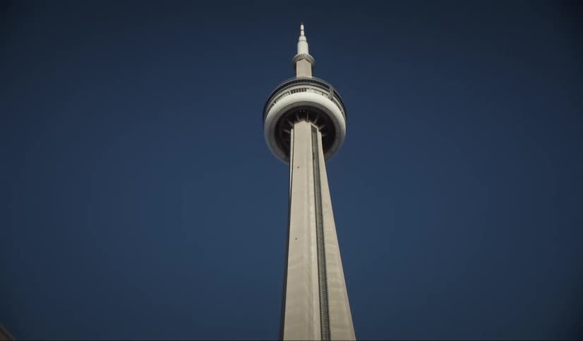 Cn tower stands imposingly against a clear blue sky