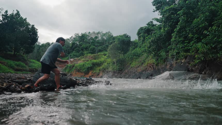 A fishing net in a river with a strong current is not going to attack me and it is on the rocks on the shore