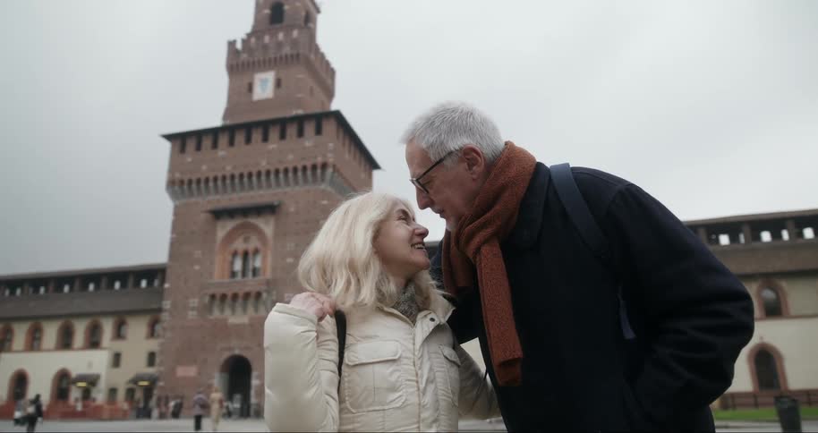 Tourists kiss and smile in the plaza
