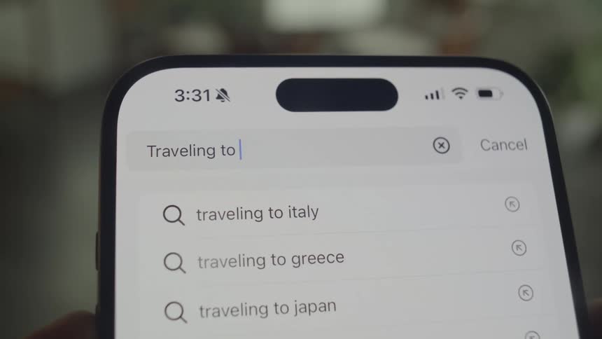Person searches for information regarding traveling to america on a smartphone