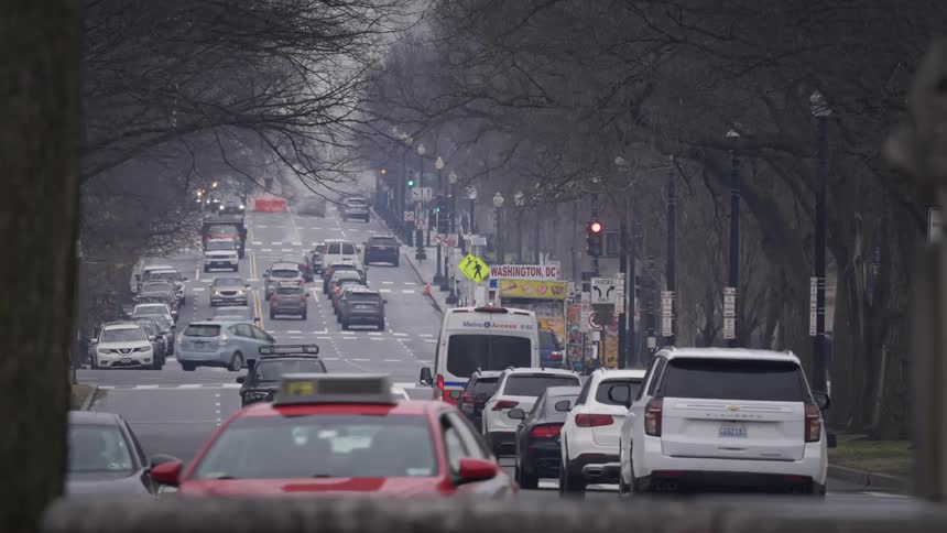 Dense traffic on a parkway