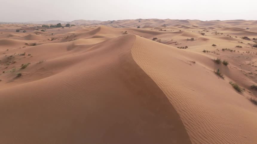 Sand is blowing in the wind in the sandy desert
