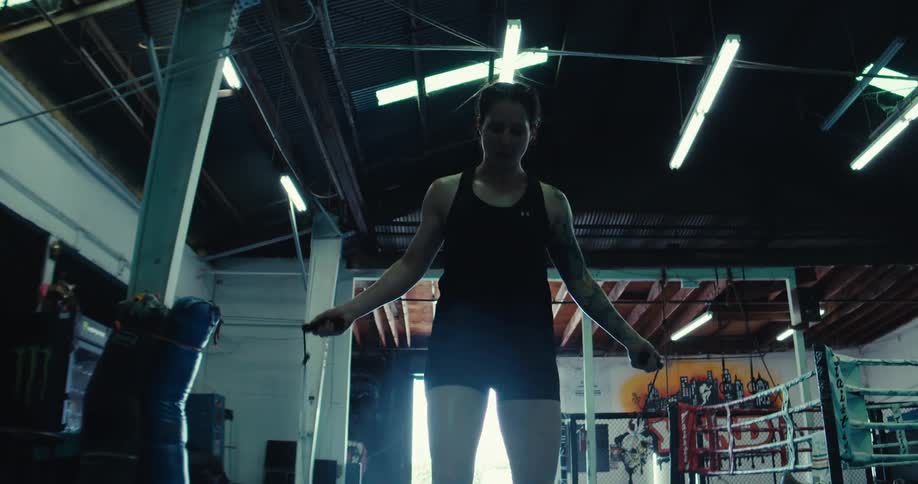 A woman is jumping rope in the gym