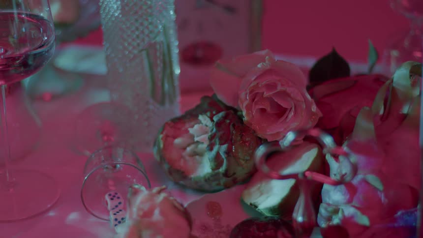 View of a table with glass glasses and flowers