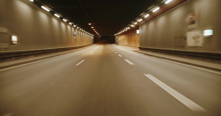 Road crossing of a tunnel