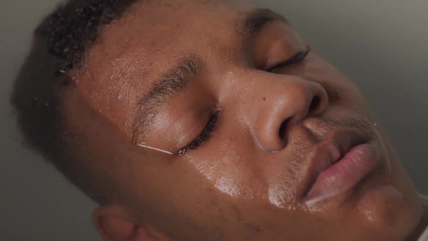 A man closes his eyes in the tub