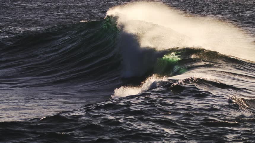 Extreme slow motion of wave crashing in the ocean