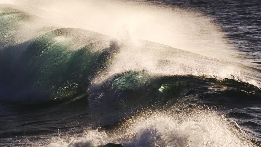 Wave formation in extreme slow motion and crashing in the ocean