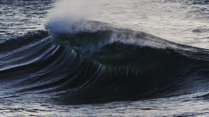 Extreme slow motion of wave forming and crashing in the ocean
