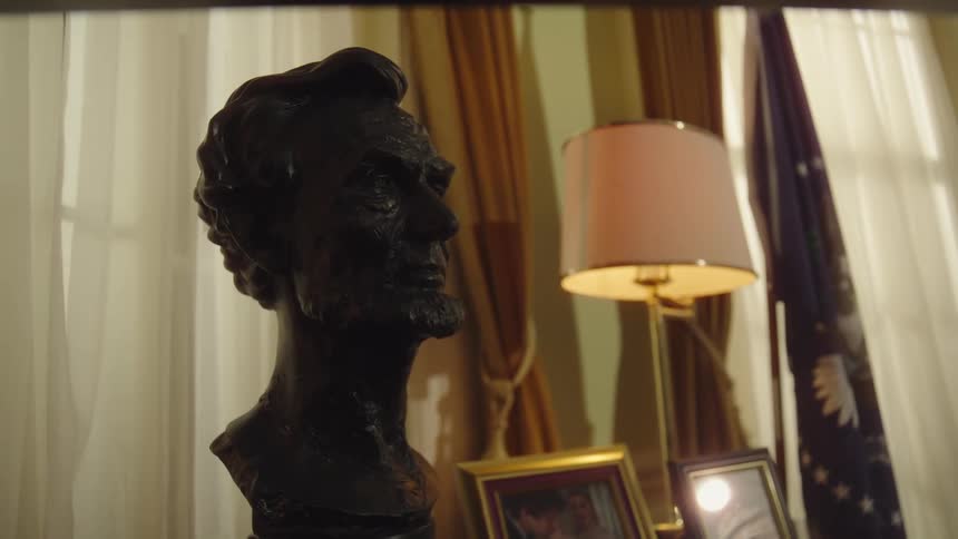 Face of a man sculpted in ceramic in an interior space