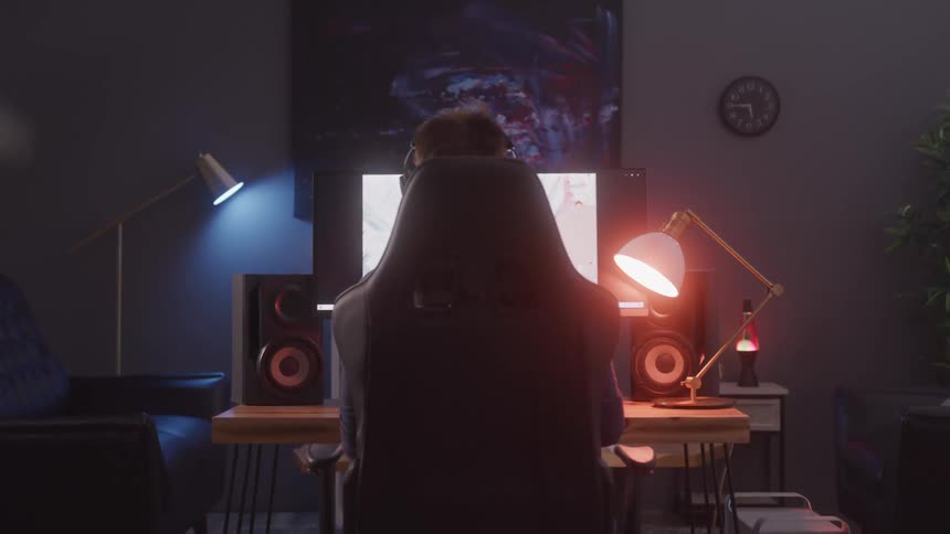 Person sitting in a gaming chair plays on the computer