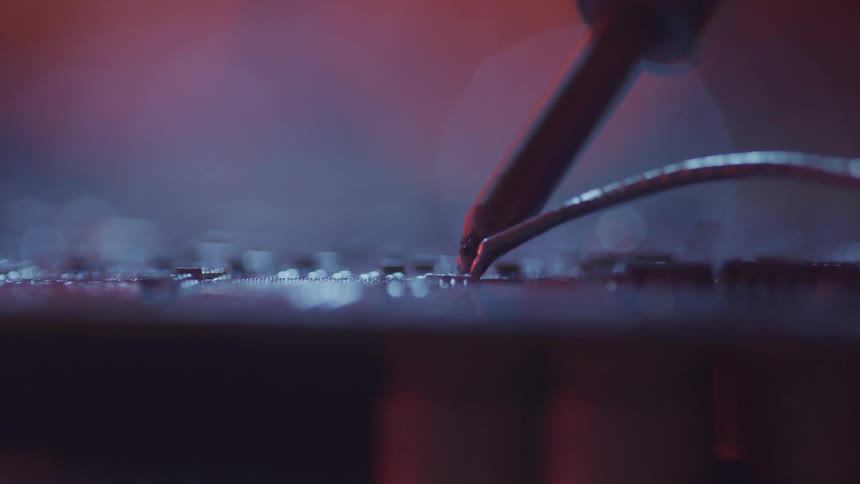 Tool applying solder to a circuit board