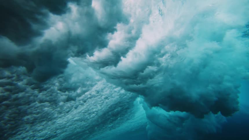 Strong tubular wave breaking view through an ocean submergence