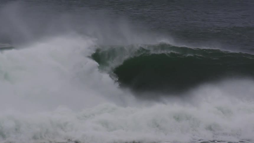 Wave with strength size and foam breaking in the ocean