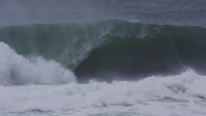 Tubular wave with force breaking in the ocean