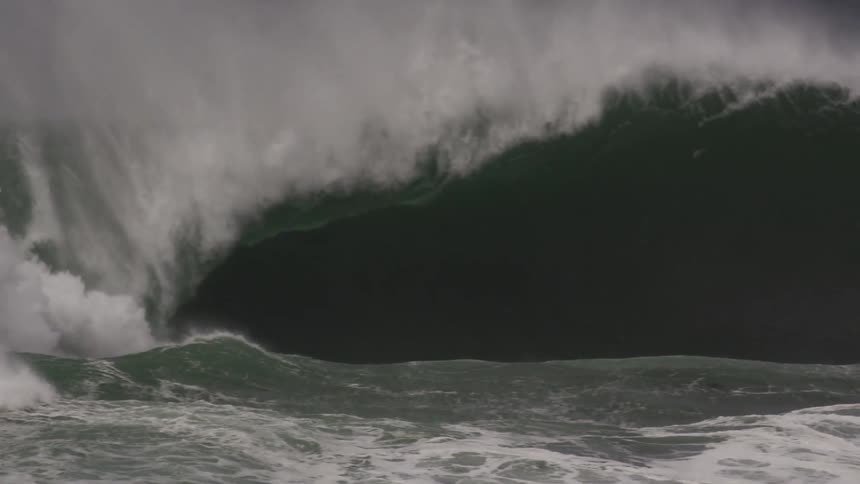 Large tubular wave breaking in the ocean