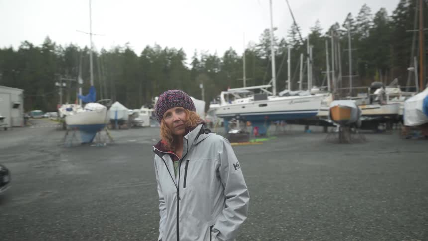 Woman walking in an environment with sailing boats