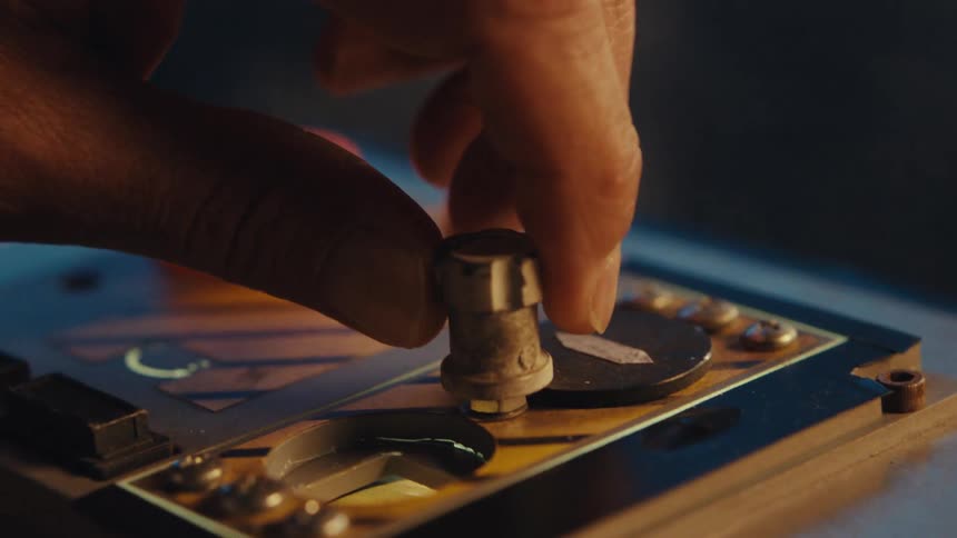 Close up of a persons fingers turning a knob