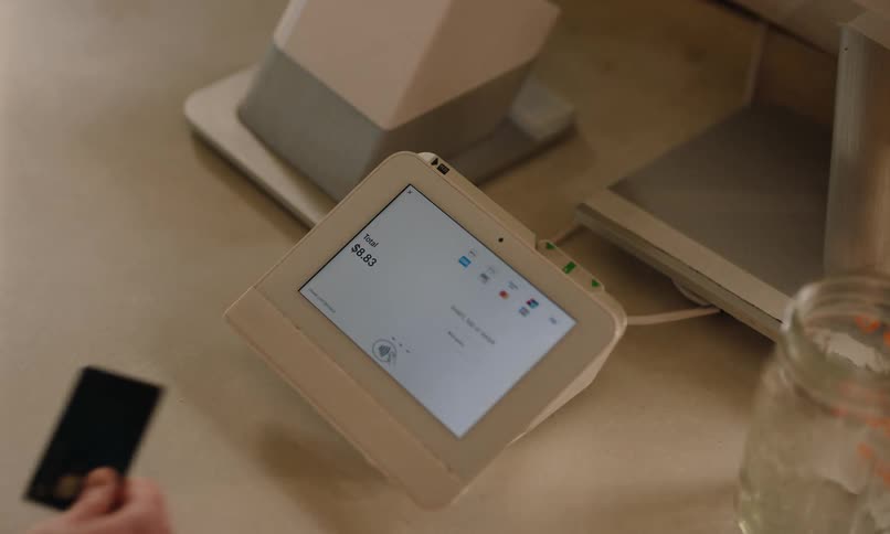 A person pays with a credit card on the machine