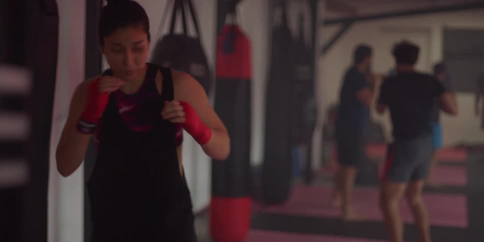 People are kicking and punching in the gym