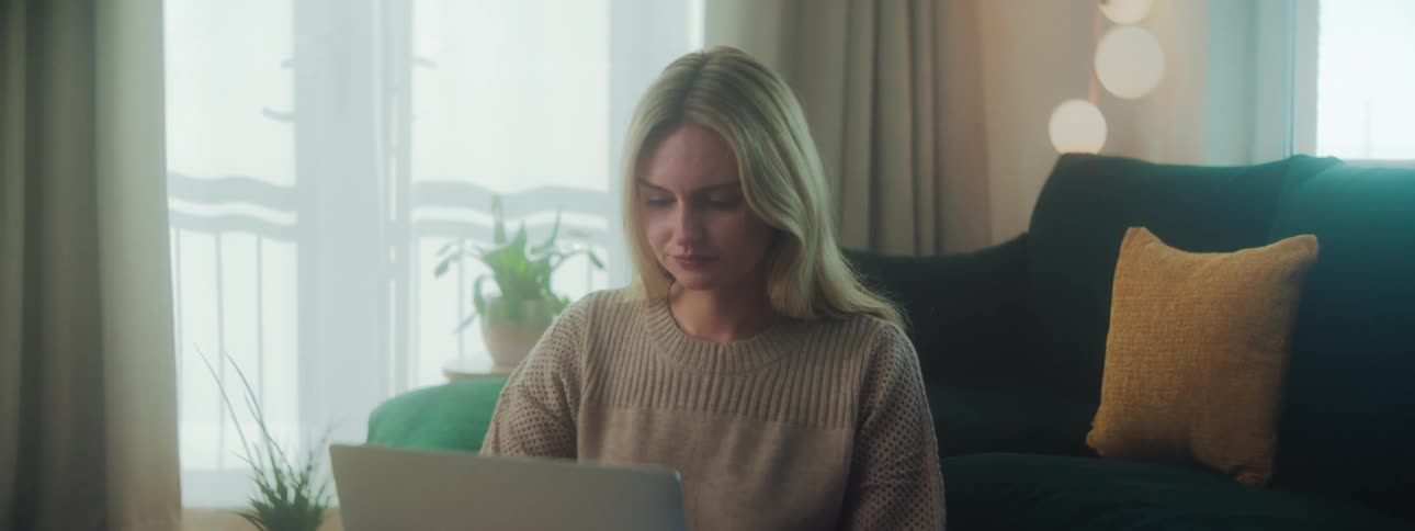 Woman in front of a laptop