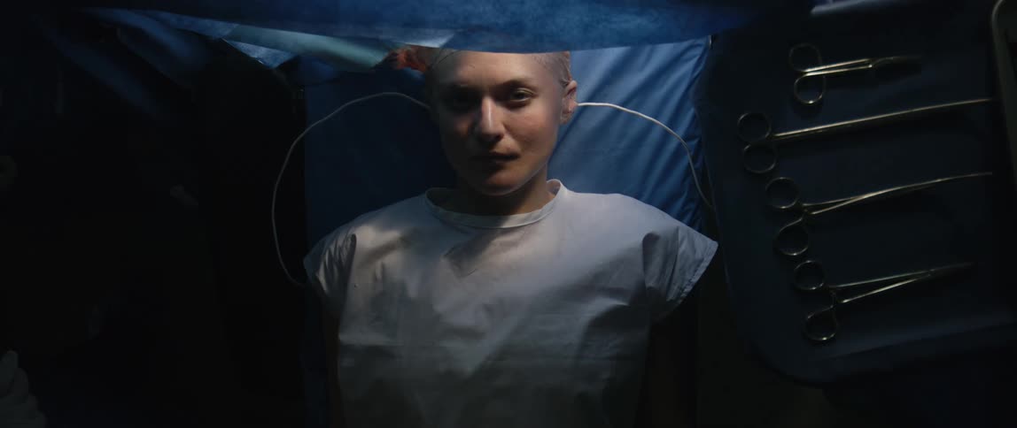 The patient in the operating room wakes up