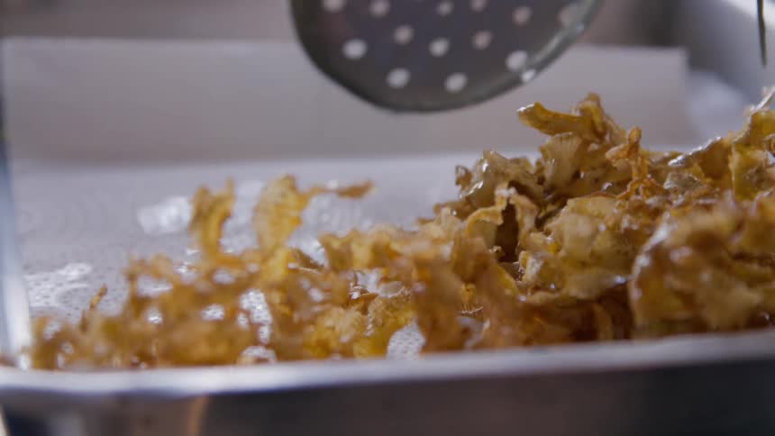 Fried seaweed is stirred in the pan