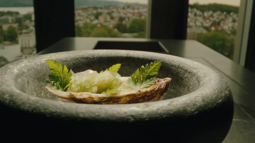 Presentation of food in a ladle in a rotating ceramic bowl