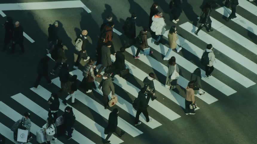 People crossing a pedestrian crossing in the city