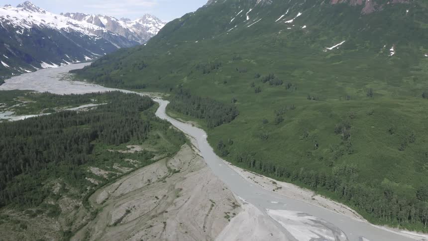 A river runs through the mountains