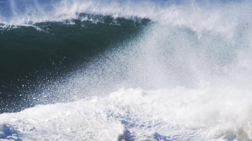 Big waves are moving slowly in the ocean water