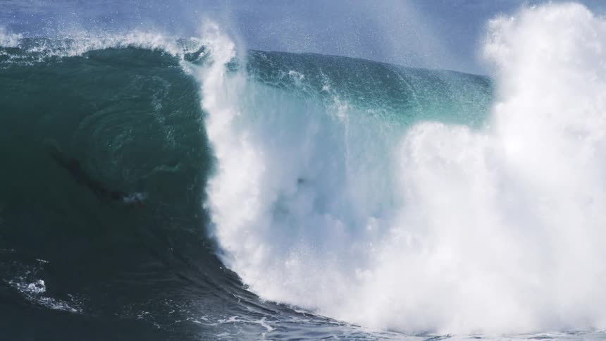 Tubular wave with impact breaking in the ocean