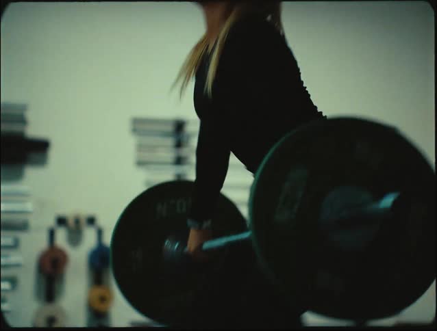 A woman at the gym lifting weights