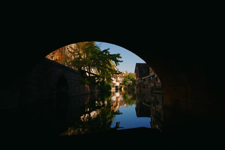 A clip of a lake in a city