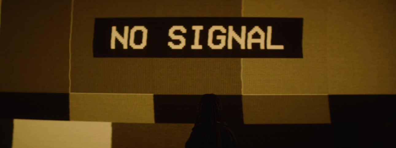 A no signal message is displayed on the projection